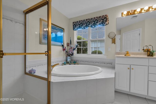 27 Strawberry Lane, Lakewood, NJ 08701