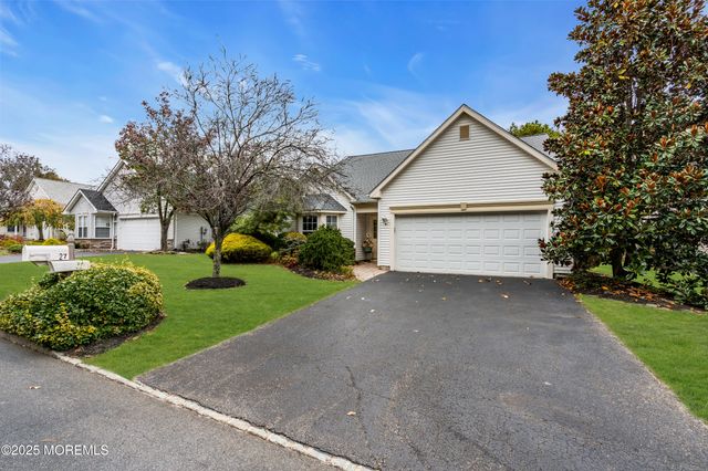 27 Strawberry Lane, Lakewood, NJ 08701