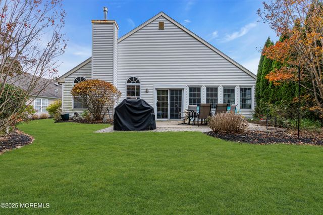 27 Strawberry Lane, Lakewood, NJ 08701