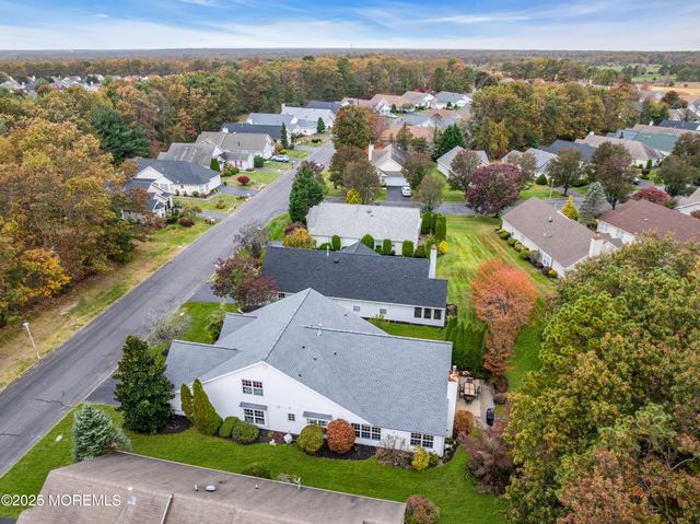 27 Strawberry Lane, Lakewood, NJ 08701