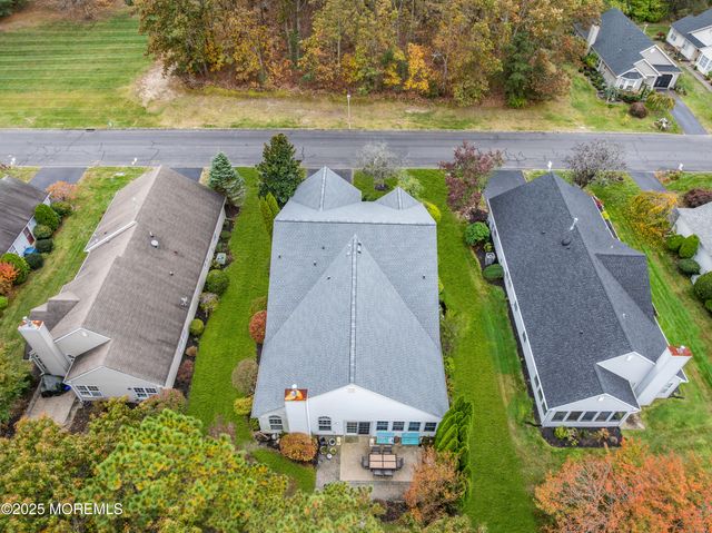 27 Strawberry Lane, Lakewood, NJ 08701