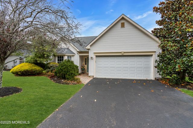 27 Strawberry Lane, Lakewood, NJ 08701