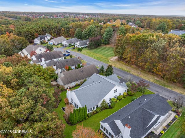 27 Strawberry Lane, Lakewood, NJ 08701