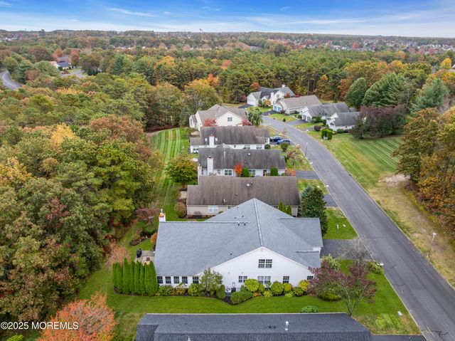 27 Strawberry Lane, Lakewood, NJ 08701