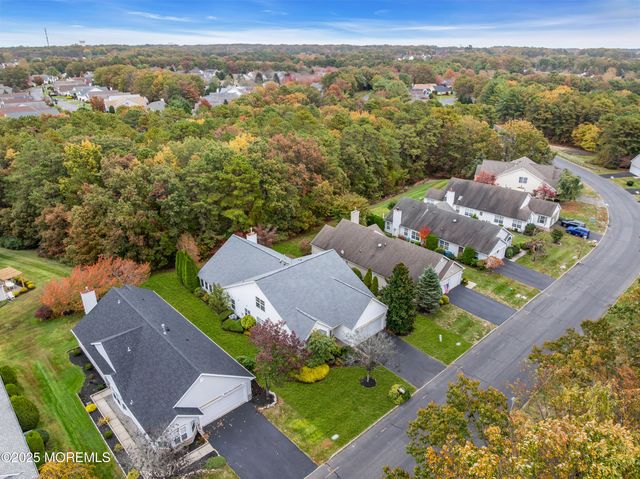 27 Strawberry Lane, Lakewood, NJ 08701