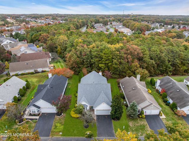 27 Strawberry Lane, Lakewood, NJ 08701