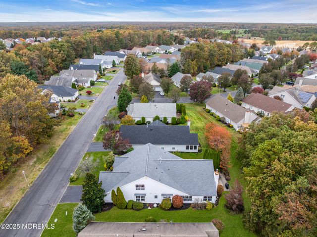 27 Strawberry Lane, Lakewood, NJ 08701