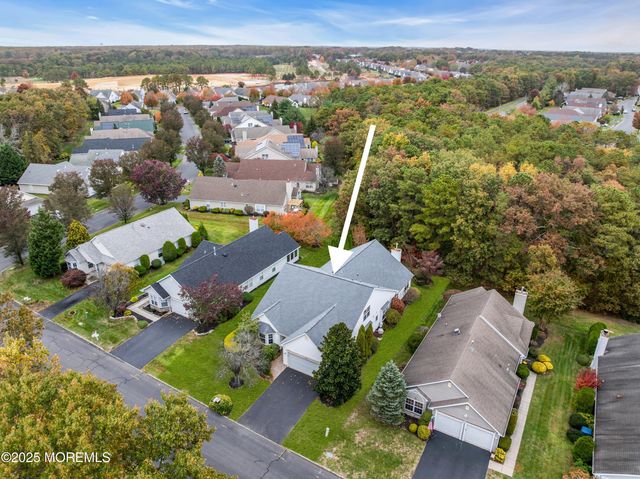 27 Strawberry Lane, Lakewood, NJ 08701