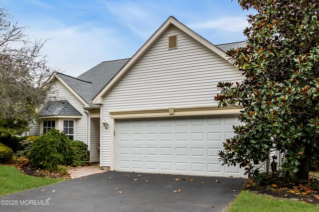 27 Strawberry Lane, Lakewood, NJ 08701