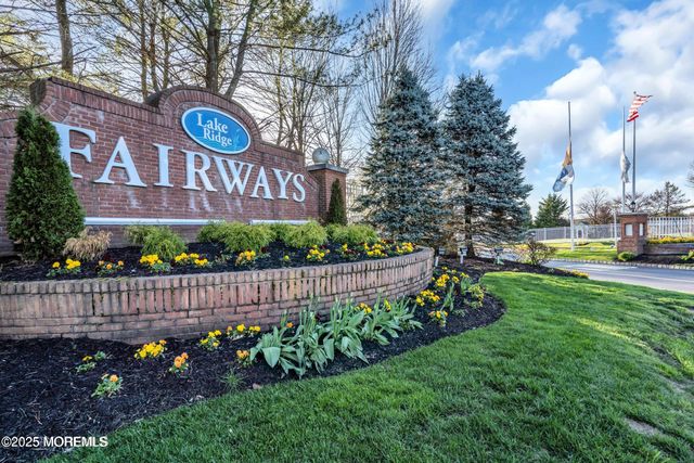 27 Strawberry Lane, Lakewood, NJ 08701