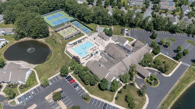 27 Strawberry Lane, Lakewood, NJ 08701