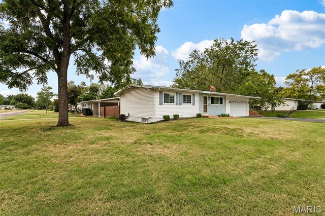 1060 Loveland Drive, Florissant, MO 63031