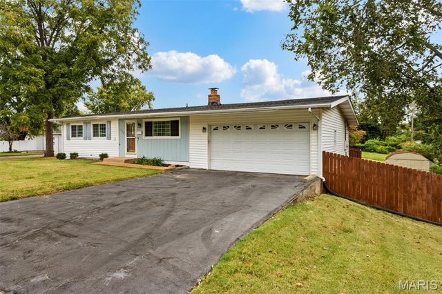 1060 Loveland Drive, Florissant, MO 63031