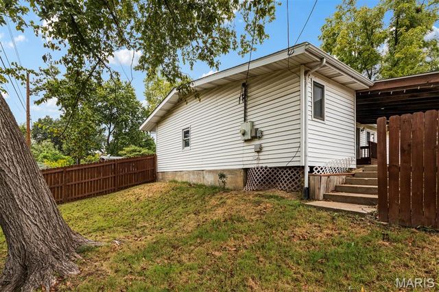 1060 Loveland Drive, Florissant, MO 63031