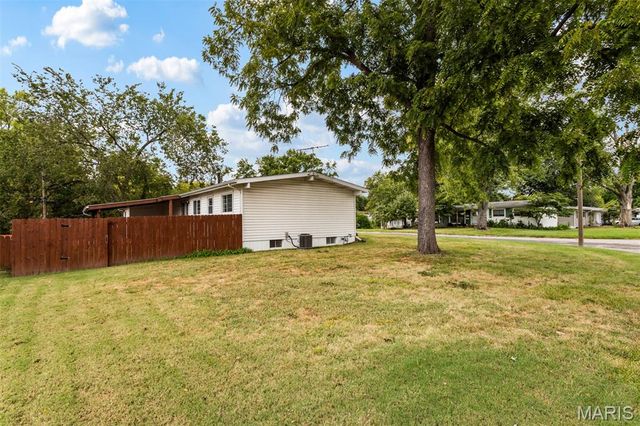 1060 Loveland Drive, Florissant, MO 63031