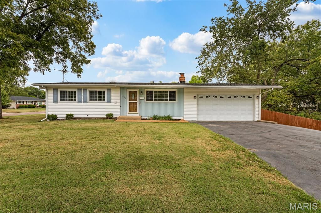 1060 Loveland Drive, Florissant, MO 63031