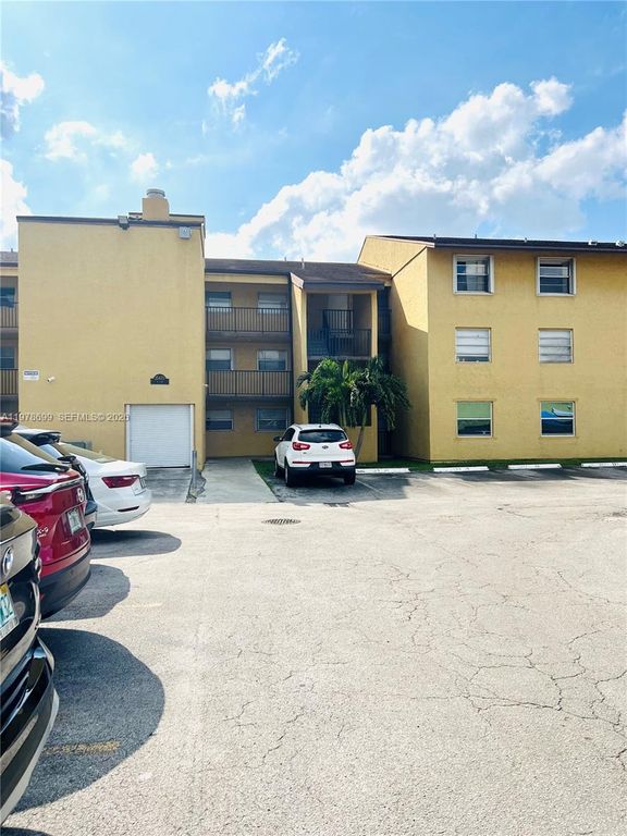 15470 SW 82nd Ln 316, Miami, FL 33193