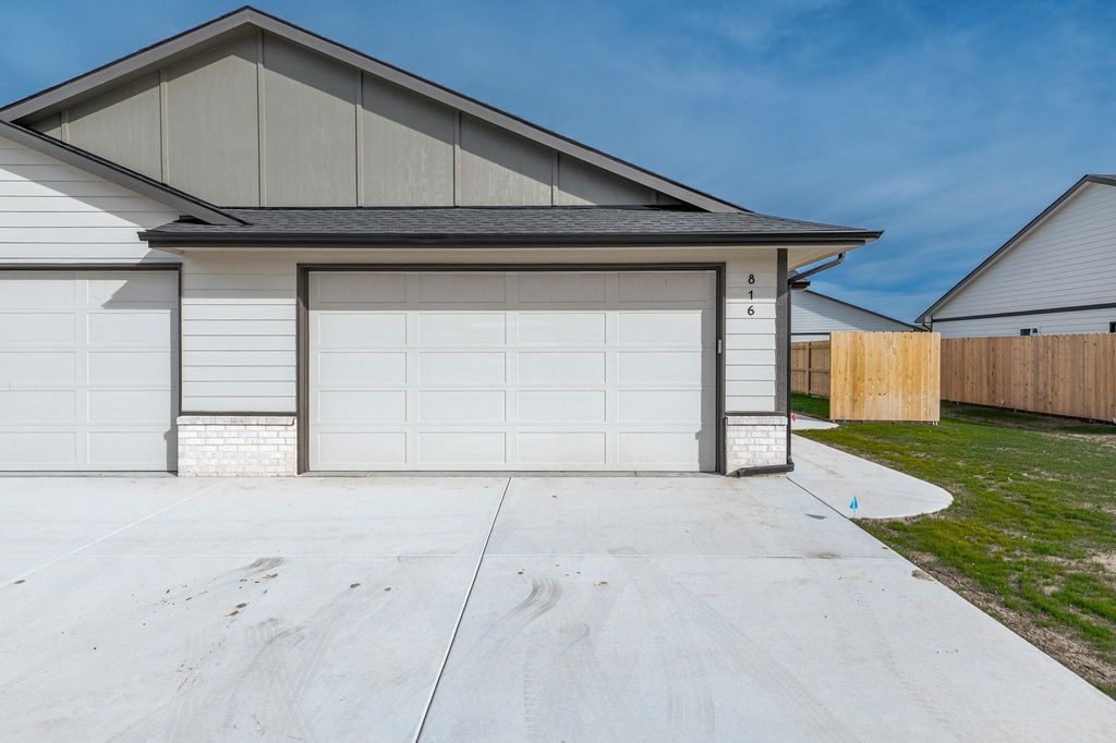 816 S Jay St, Valley Center, KS 67147