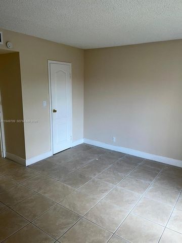 5221 Geneva Way 302, Doral, FL 33166