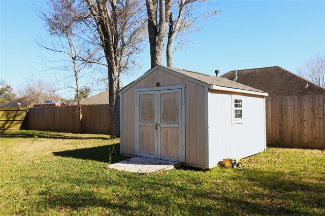 113 Silver Bay Lane, Lake Jackson, TX 77566