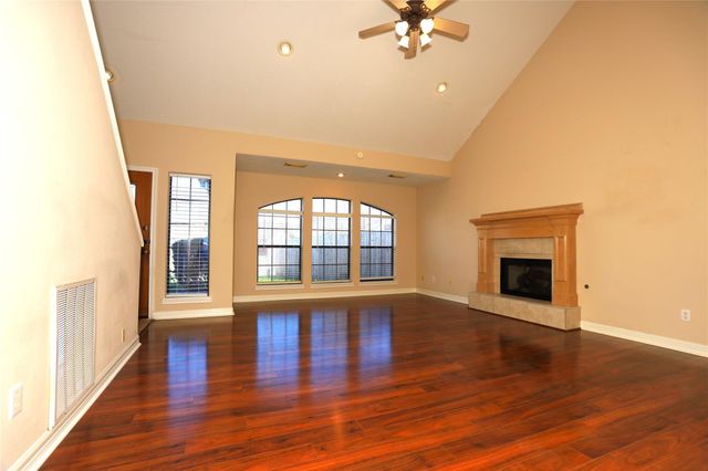 113 Silver Bay Lane, Lake Jackson, TX 77566