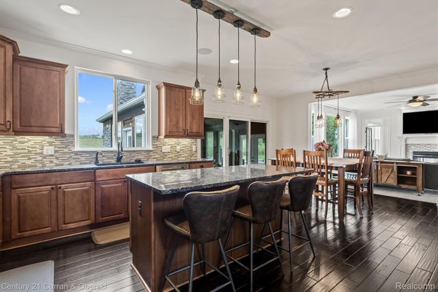 52365 Trailwood Dr, Lyon Charter Township, MI 48178