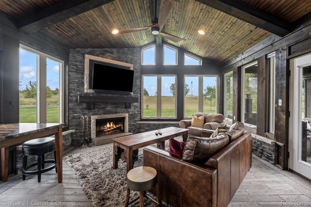 52365 Trailwood Dr, Lyon Charter Township, MI 48178
