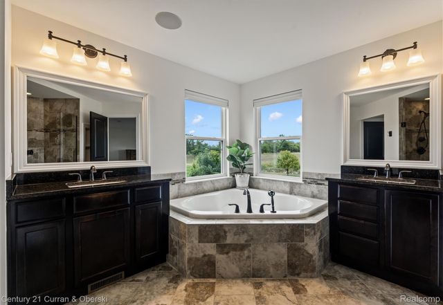 52365 Trailwood Dr, Lyon Charter Township, MI 48178