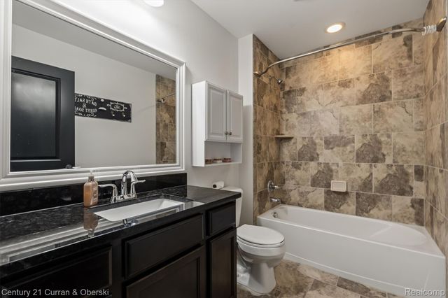 52365 Trailwood Dr, Lyon Charter Township, MI 48178