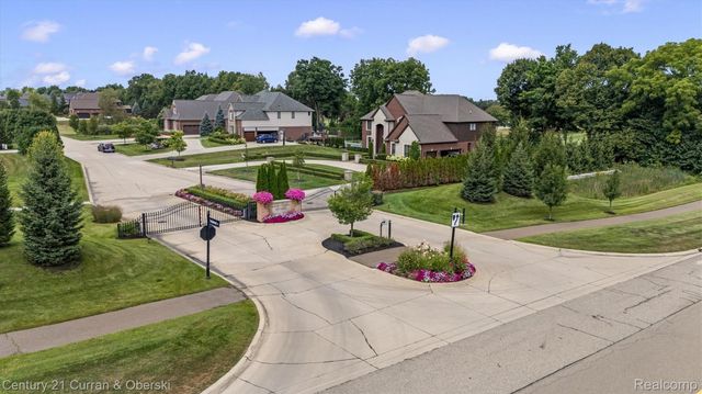 52365 Trailwood Dr, Lyon Charter Township, MI 48178