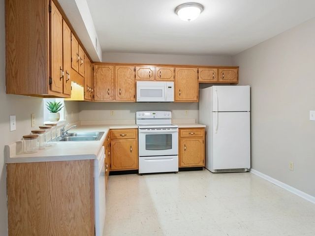 100 Mandarin Dr, Oak Grove, KY 42262