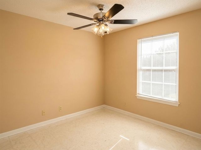 100 Mandarin Dr, Oak Grove, KY 42262