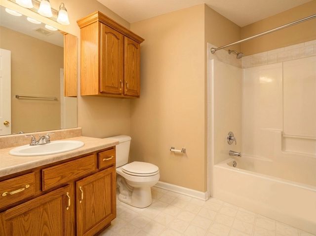 100 Mandarin Dr, Oak Grove, KY 42262
