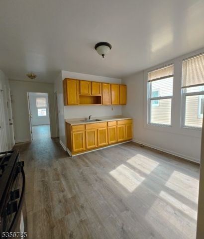458 Leslie St, Newark City, NJ 07112