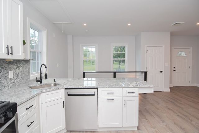 11 Station St, Sharon, MA 02067