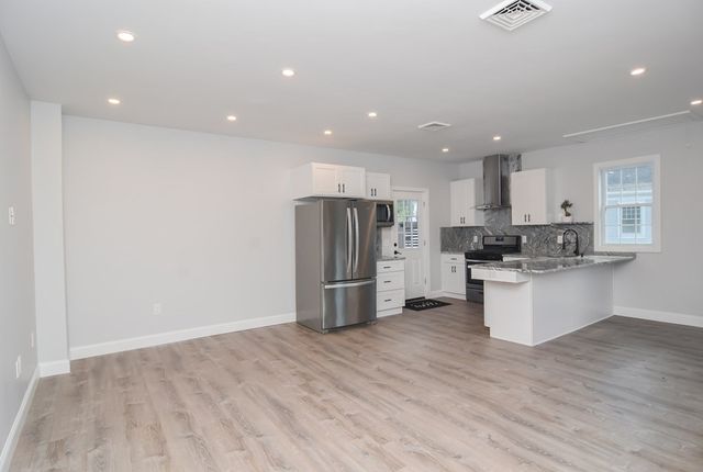 11 Station St, Sharon, MA 02067