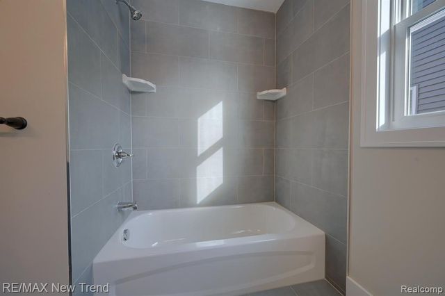 213 Mountain View Lane, Milford, MI 48381