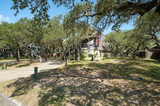 203 Timber Lane Loop, Rockport, TX 78382