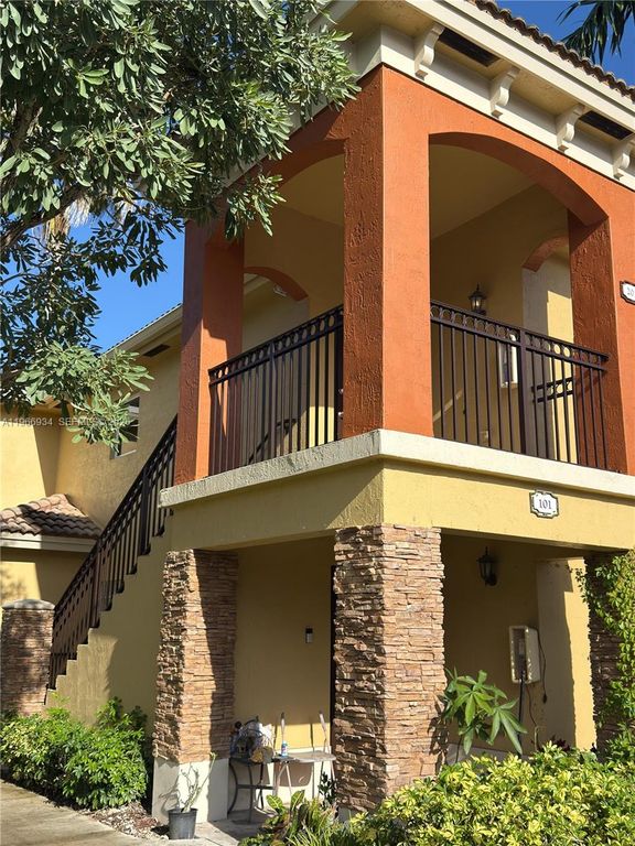 930 NE 34th Ave 201, Homestead, FL 33033