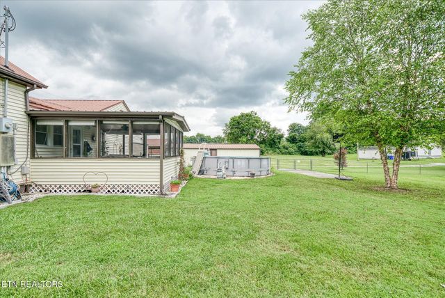 214 Omega St, Harriman, TN 37748