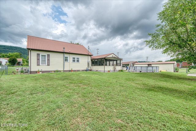 214 Omega St, Harriman, TN 37748
