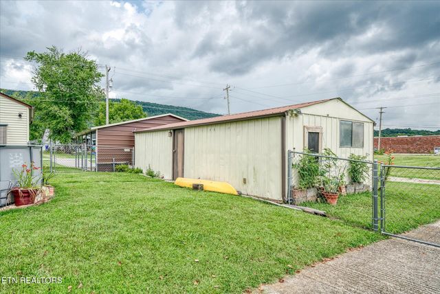 214 Omega St, Harriman, TN 37748