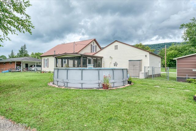 214 Omega St, Harriman, TN 37748