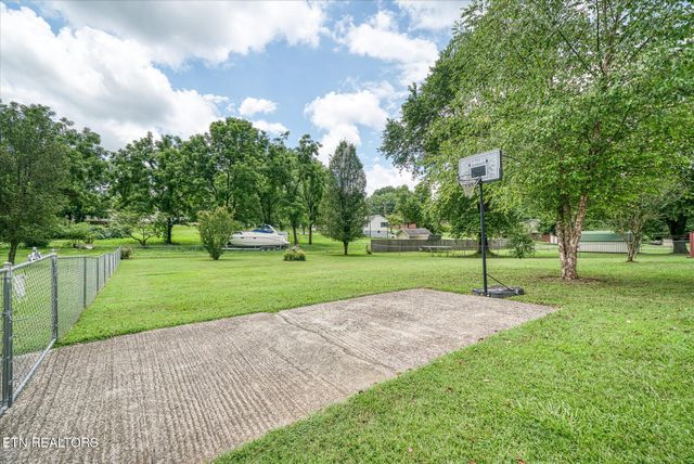 214 Omega St, Harriman, TN 37748