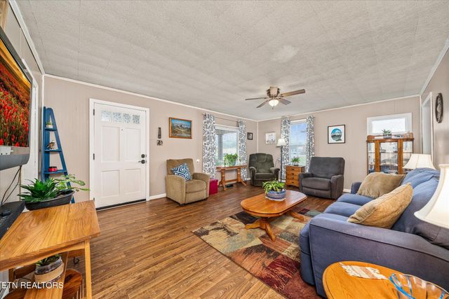 214 Omega St, Harriman, TN 37748