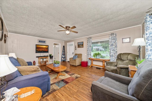 214 Omega St, Harriman, TN 37748