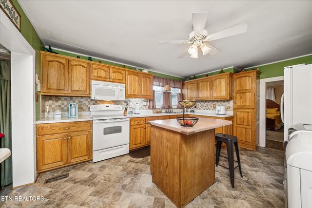 214 Omega St, Harriman, TN 37748
