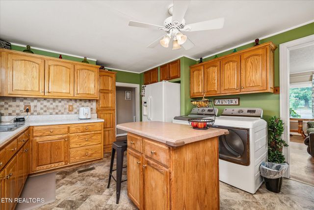 214 Omega St, Harriman, TN 37748