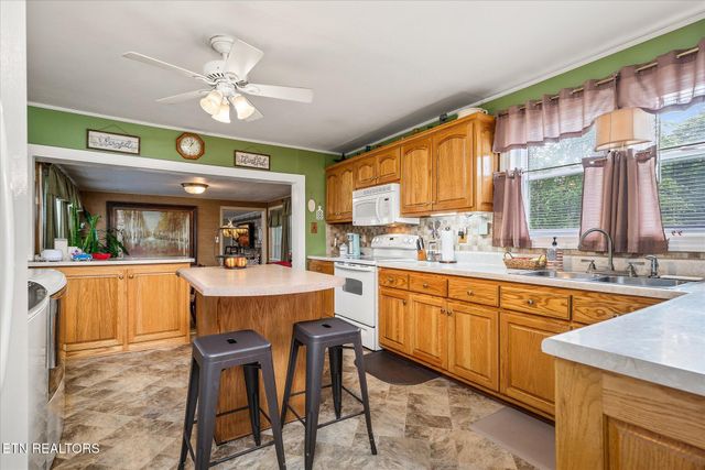 214 Omega St, Harriman, TN 37748