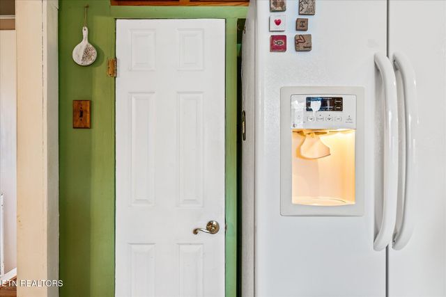 214 Omega St, Harriman, TN 37748